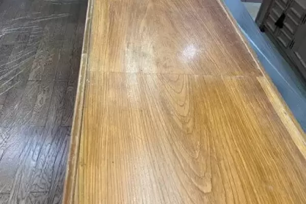 居酒屋さんカウンターテーブル塗装（ビフォー）